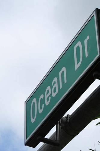 Ocean Drive Street Miami, Florida: Blank 150 Page Lined Journal for Your Thoughts, Ideas, and Inspiration(English)