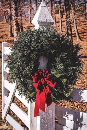 Christmas Wreath on a Fence Post Journal: 150 page lined notebook/diary