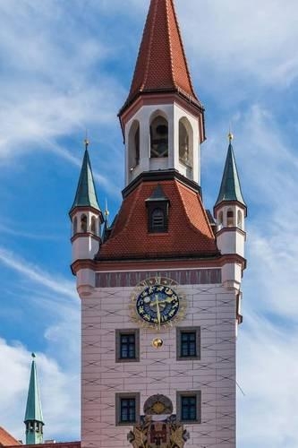 The Bell Tower of the Old Town Hall in Munich, Germany: Blank 150 Page Lined Journal for Your Thoughts, Ideas, and Inspiration(English)