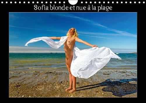 Sofia blonde et nue à la plage 2019: Photos érotiques d'une jeune femme nue, blonde aux yeux bleus, nue, qui bronze et se prélasse sur une plage de sable et sur des rochers.(Calvendo Personnes)