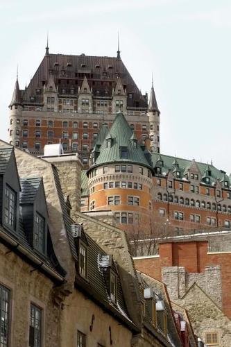 A View of Chateau Frontenac in Old Quebec Canada Journal: 150 Page Lined Notebook/Diary