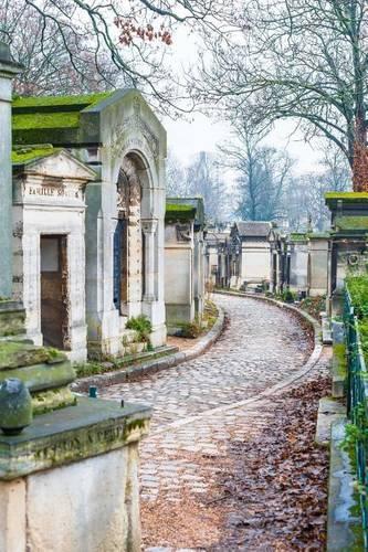 Pere Lachaise Cemetery in Paris France Journal: 150 page lined notebook/diary(English)