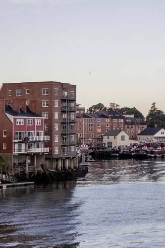 Downtown Portsmouth on the Water, New Hampshire: Blank 150 Page Lined Journal for Your Thoughts, Ideas, and Inspiration(English)
